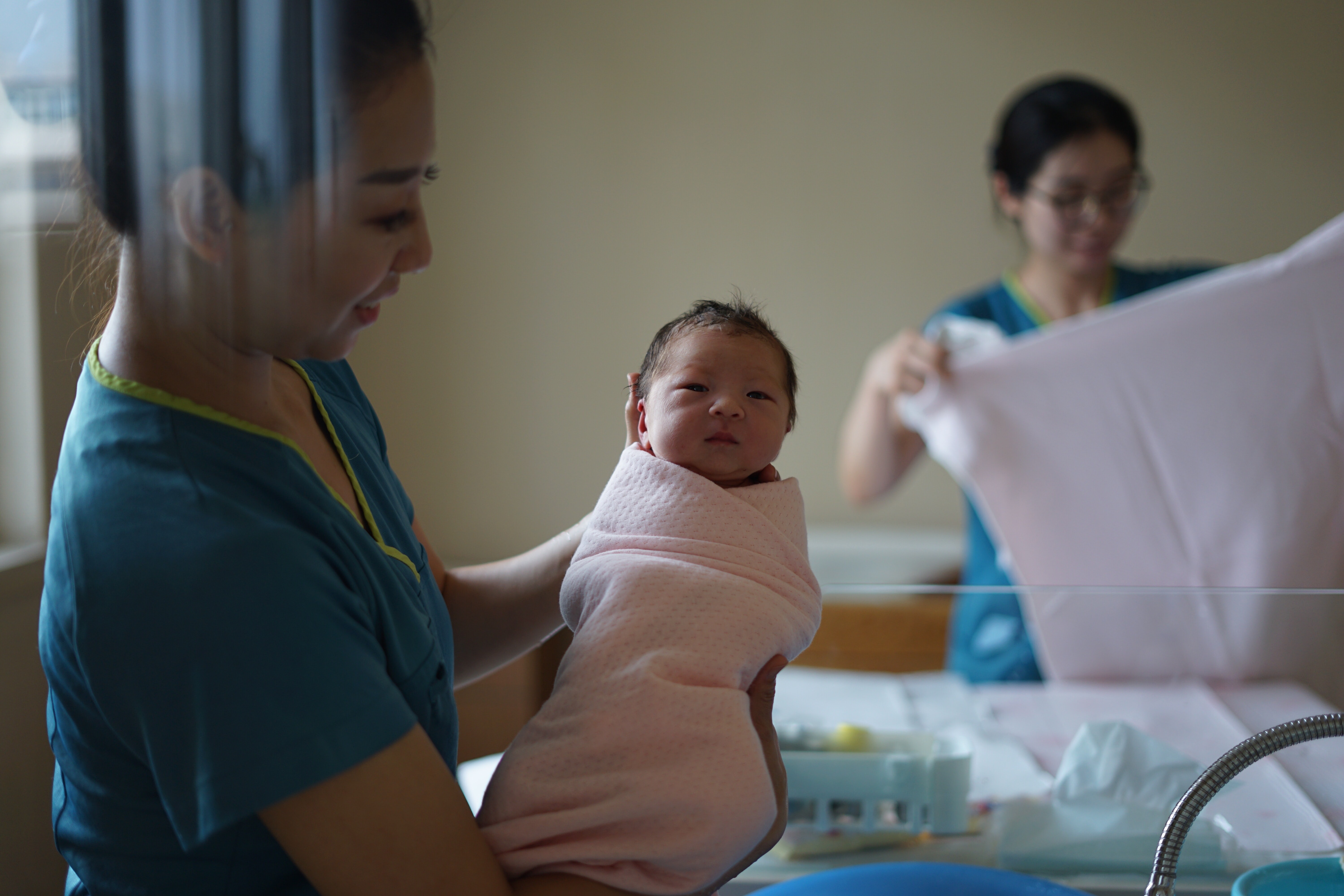 Investimento no trabalho de parteiras poderia ajudar com a diminuição de mortes antes, durante e depois do parto (Foto: 东旭 王/Unsplash)