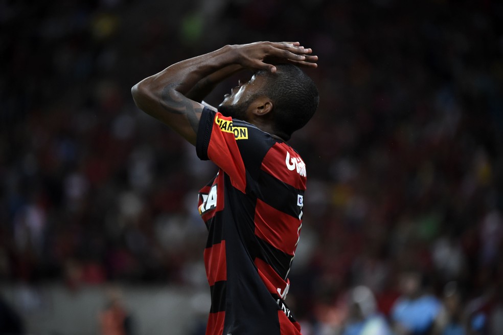 Contratado em 2015, Cirino custou cerca de R$ 19 milhões ao Flamengo e não vingou — Foto: André Durão