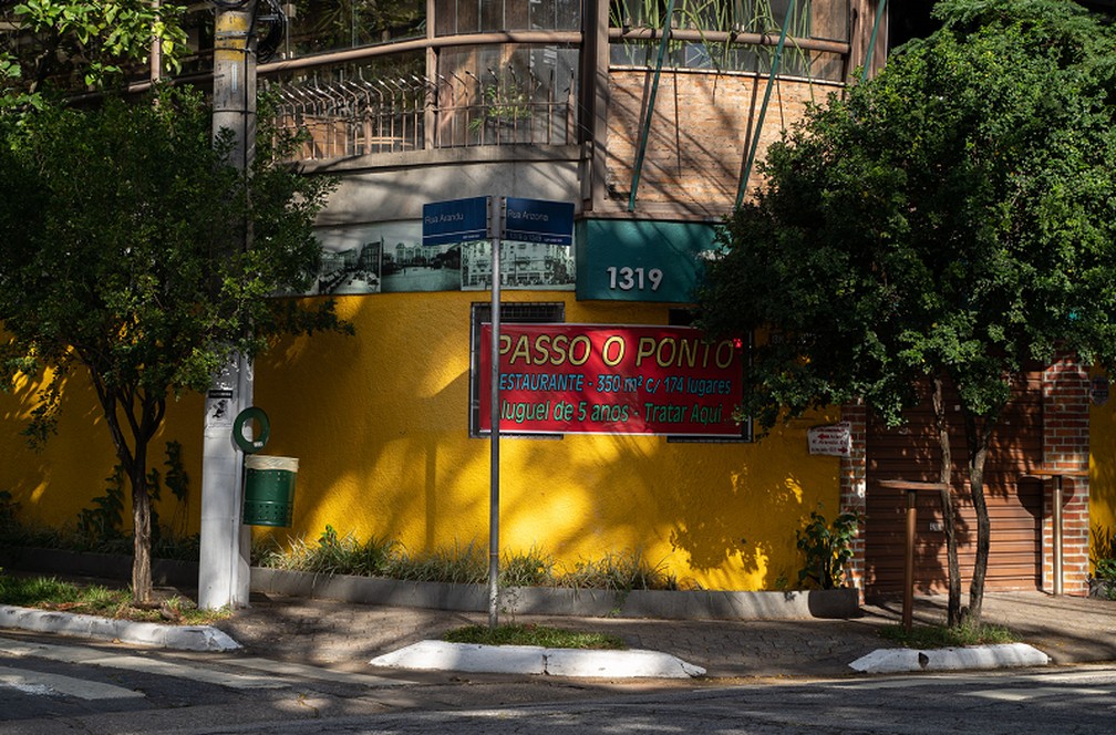 Placa de 'Passo o Ponto' em restaurante na região da Berrini, na Zona Sul de São Paulo. — Foto: Marcelo Brandt/G1