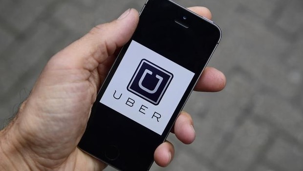 Aplicativo Uber em celular (Foto: Toby Melville/Reuters)