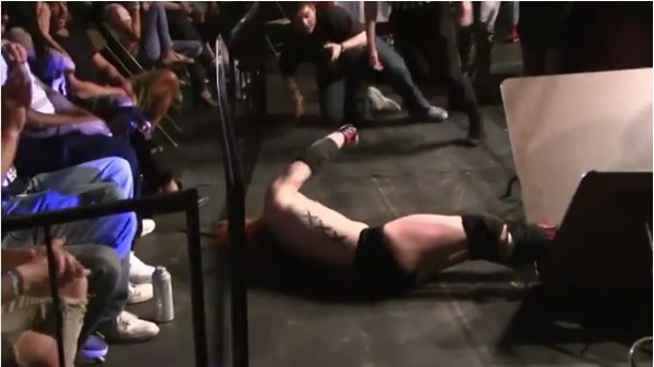 O wrestler norte-americano Shawn Phoenix caído após seu salto errado (Foto: Instagram)
