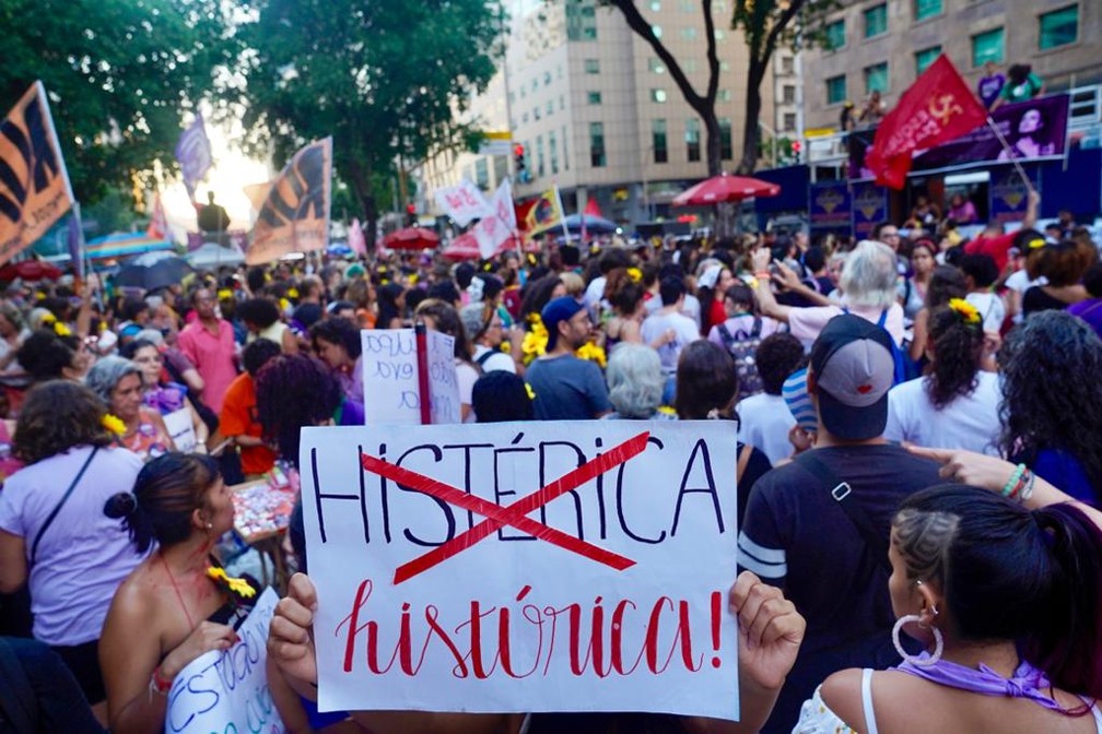 Protesto reúnem mulheres no Centro do Rio nesta segunda-feira (9) — Foto: Marcos Serra Lima/ G1
