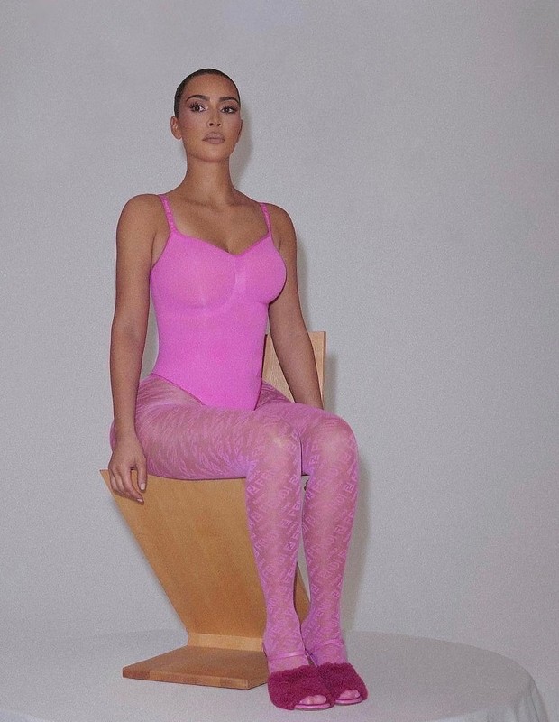 Kim Kardashian mostra lingerie rosa (Foto: Reprodução/Instagram)