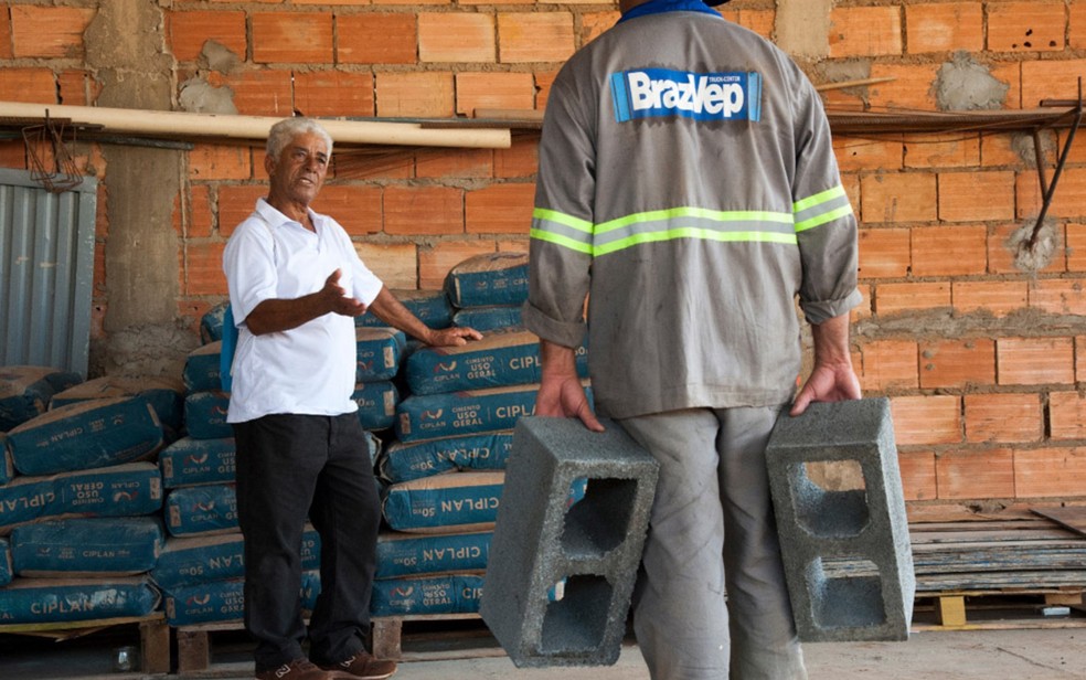 Cimentos doados pelo aposentado foram usados na confecção de blocos usados na obra — Foto: Aline Caetano/TJGO