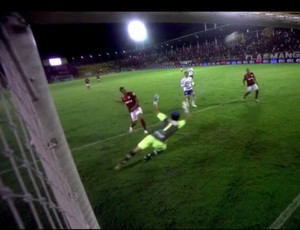 Isolada de Ederson em vexame contra Fortaleza vence lance mais bizarro