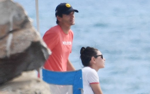 Ashton Kutcher vai à praia com Mila Kunis em Santa Barbara