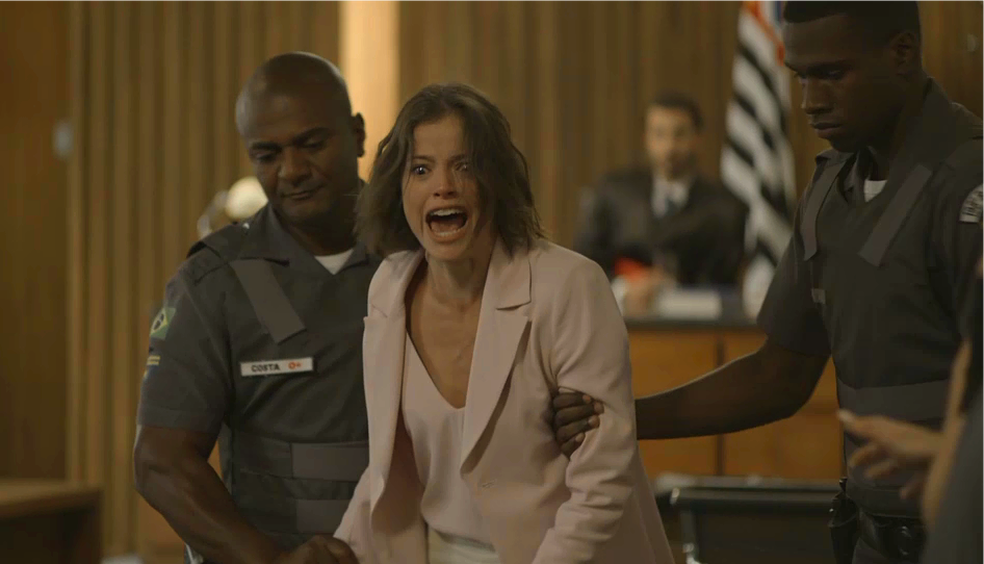 Em 'A Dona do Pedaço', Josiane (Agatha Moreira) se desespera com o veredito do juiz, que a condena à pena máxima — Foto: TV Globo