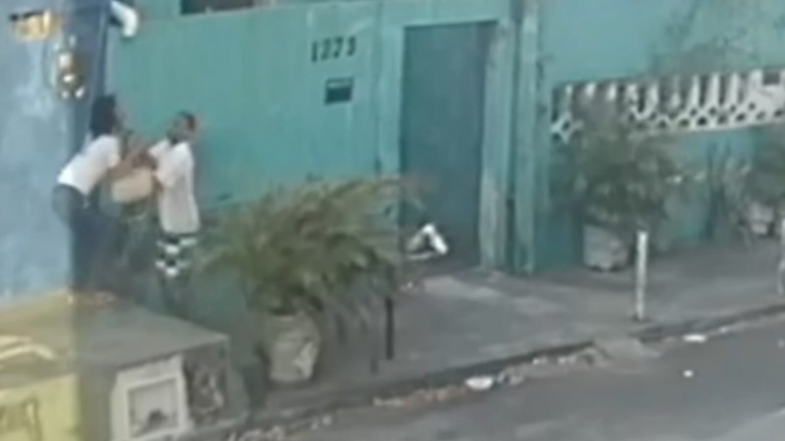 Mulher briga com criminoso durante tentativa de assalto em Fortaleza; vídeo