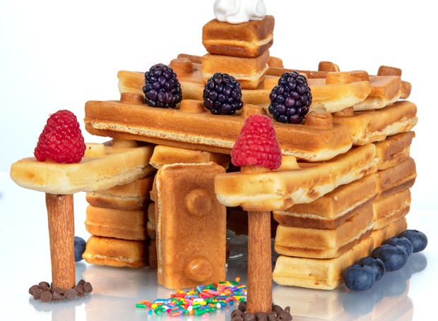 Máquina de waffle em formato lego garante diversão para a família toda na hora do café da manhã! (Foto: Waffle Wow / Divulgação)
