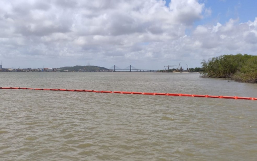 Barreiras estão posicionadas próximo ao município da Barra dos Coqueiros  — Foto: Celse