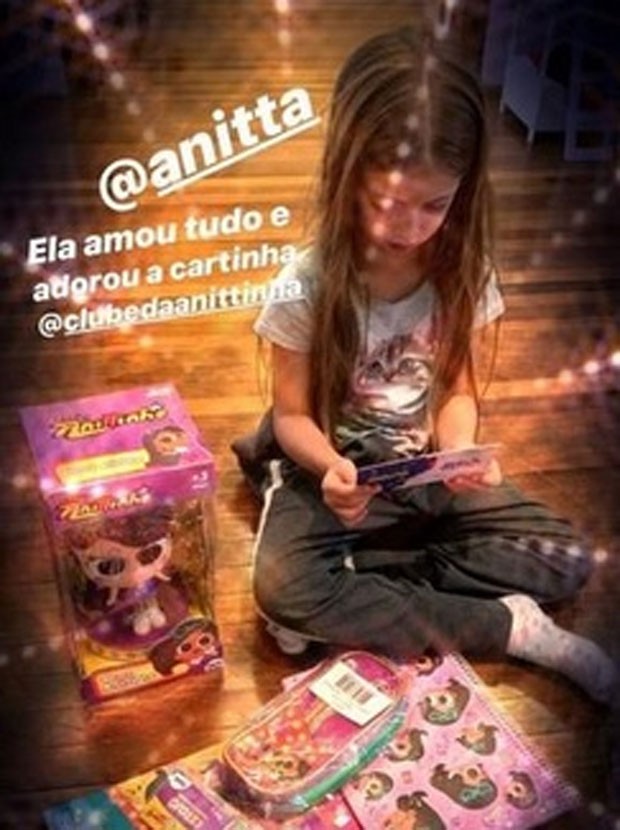 Eva, filha de Angélca e Luciano Huck, ganha presentes de Anitta (Foto: Thiago Martins/AgNews)