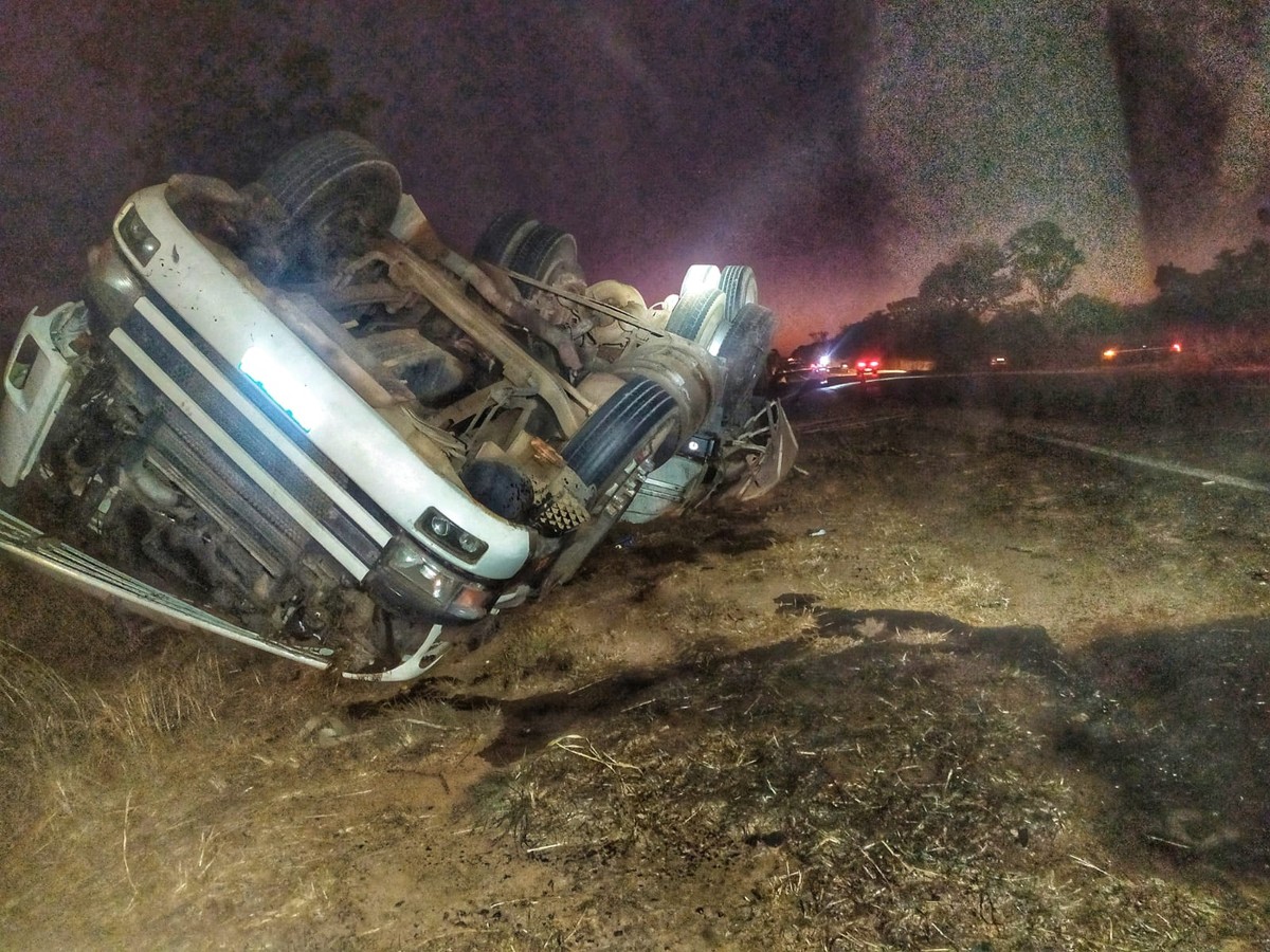 Motorista fica ferido em tombamento de carreta na BR-365, em Montes Claros