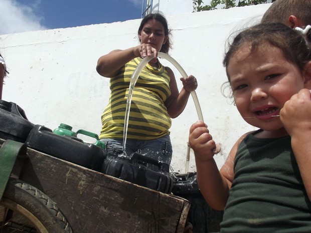 Em Carnaúba dos Dantas, moradores precisam recorrer à água suja que é fornecida no chafariz público da cidade (Foto: Anderson Barbosa/G1)