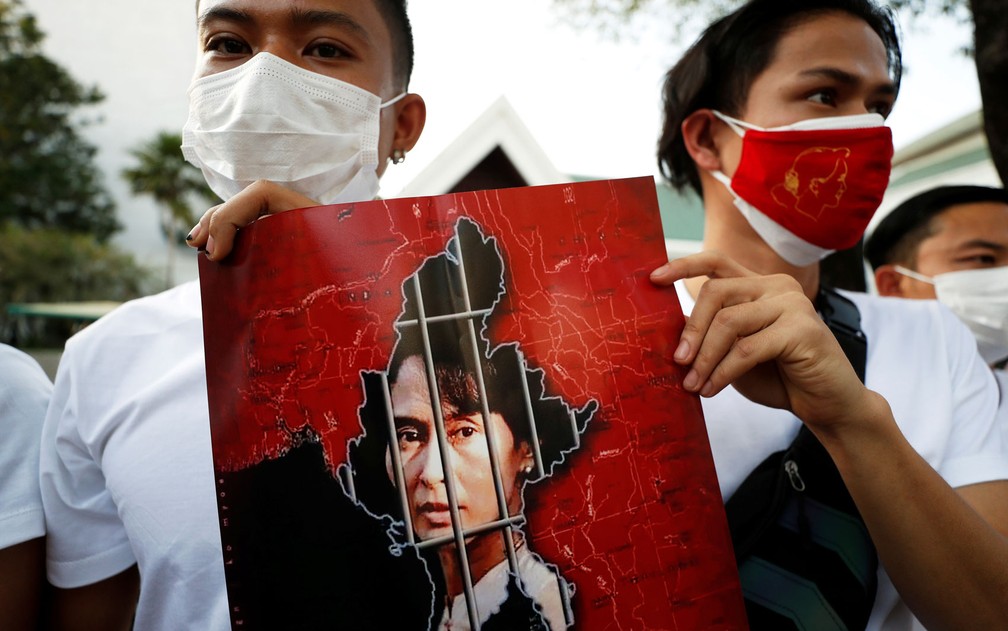 Cidadãos de Mianmar seguram foto da líder Aung San Suu Kyi durante protesto contra golpe militar no país, do lado de fora de prédio da ONU em Bangcoc, na Tailândia, na terça-feira (2) — Foto: Reuters/Jorge Silva 