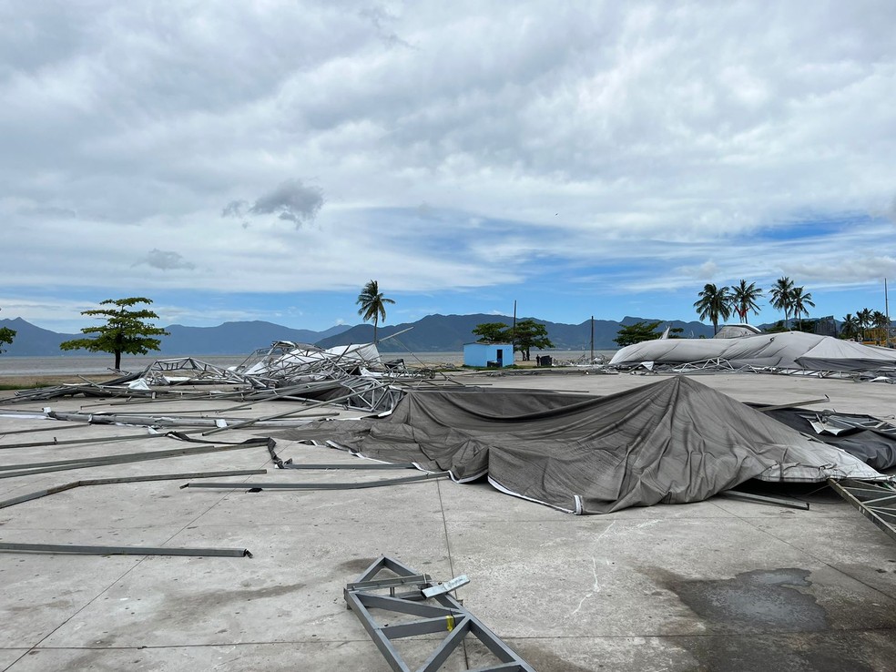 Vento forte destrói tenda de eventos em Caraguatatuba, SP — Foto: João Mota/TV Vanguarda