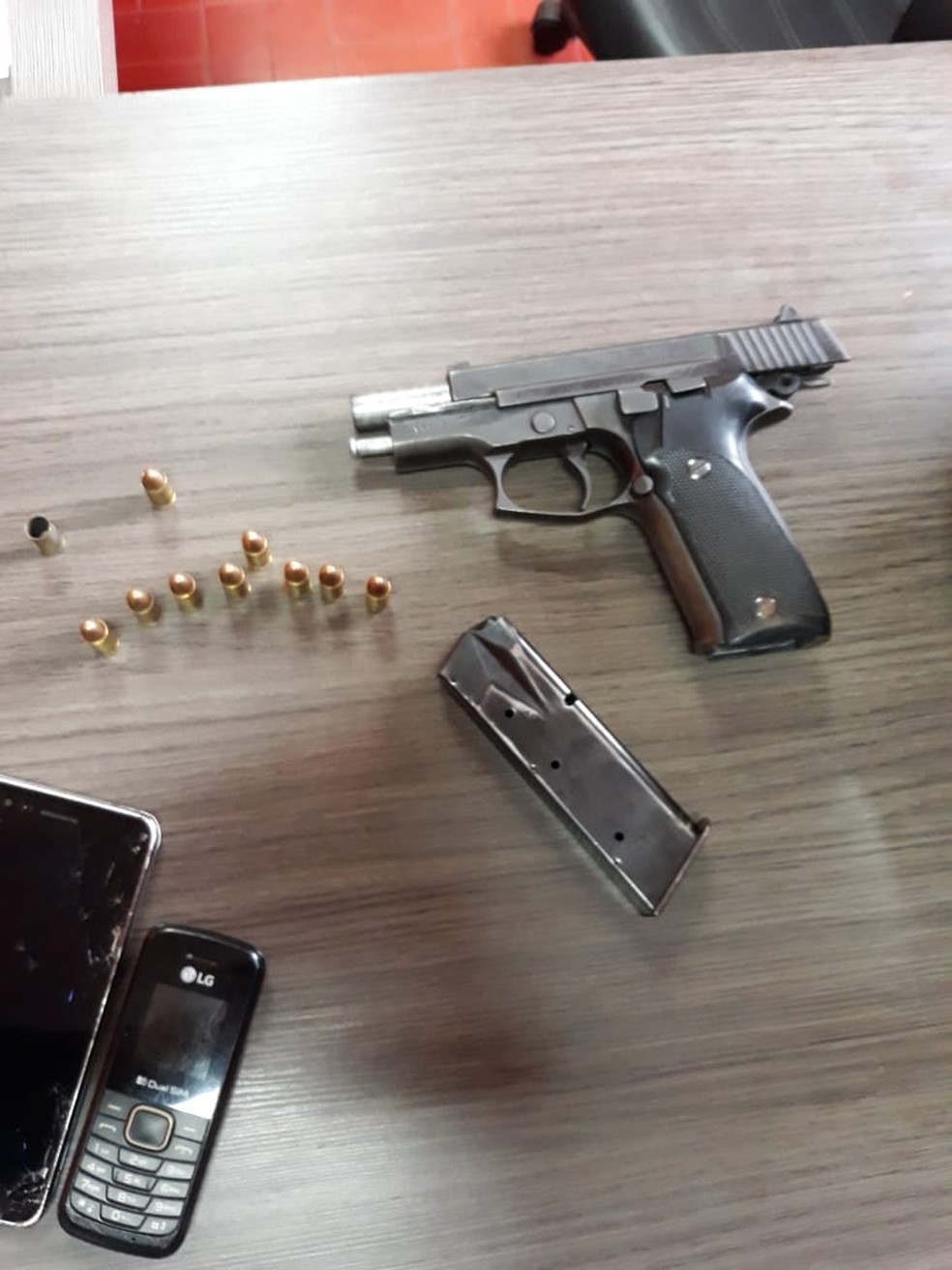 Pistola usada por criminosos em assassinato de pecuarista brasileiro. — Foto: Divulgação/Polícia Nacional do Paraguai