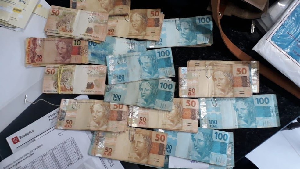 Dinheiro e cheques apreendidos pela PF na prefeitura e na casa da tesoureira em Jales (Foto: Divulgação/Polícia Federal)