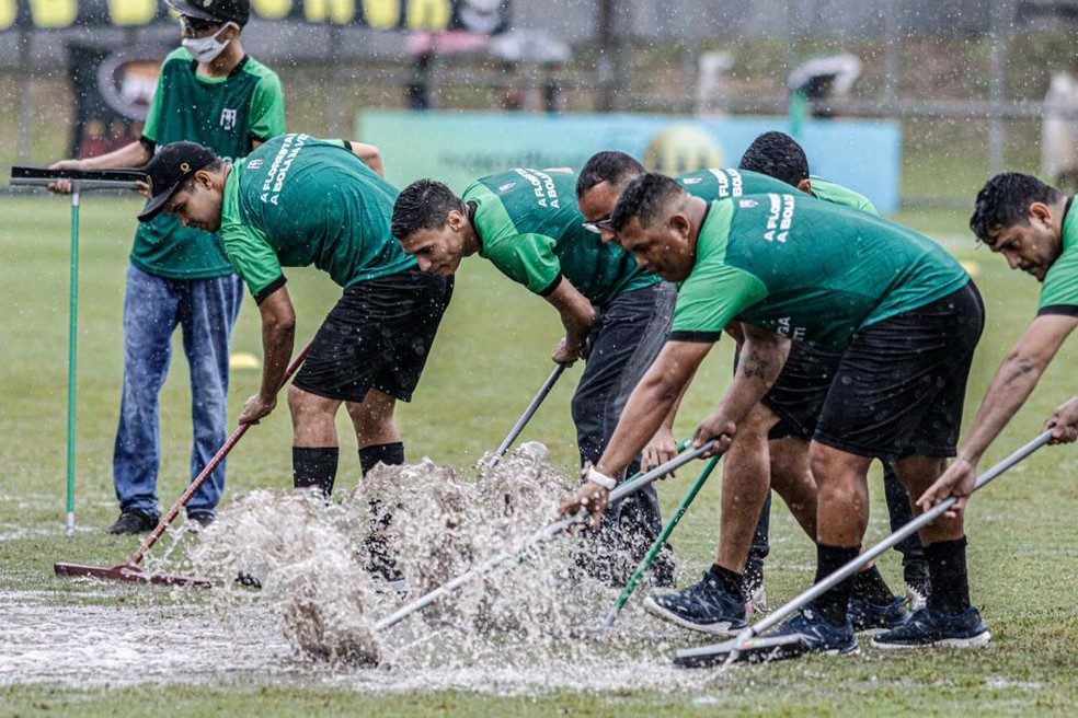 Estádio Carlos Zamith estava praticamente sem condições — Foto: João Normando