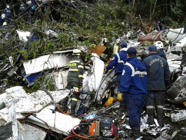 Equipe de resgate trabalha entre os escombros do avião da LaMia de prefixo CP-2933 que caiu com 81 pessoas a bordo na região de Antioquia, na Colômbia (Foto: Reprodução/Twitter/Departamento de Antioquia)