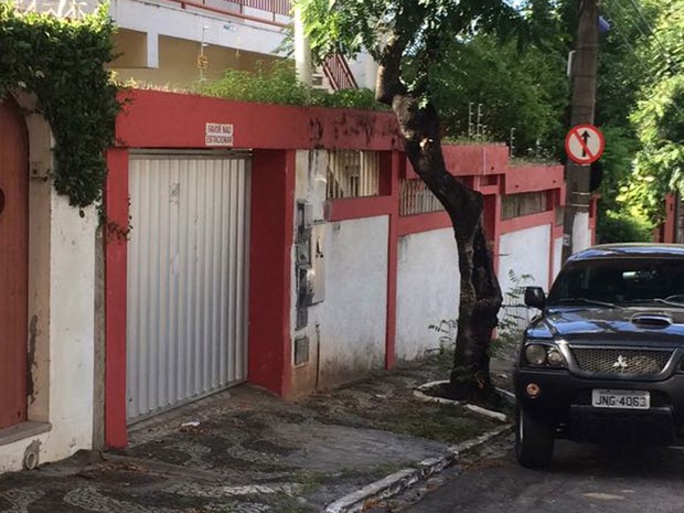 Mandado é cumprido na sede do PT no bairro do Rio Vermelho, em Salvador (Foto: Andreia Silva/ TV Bahia)