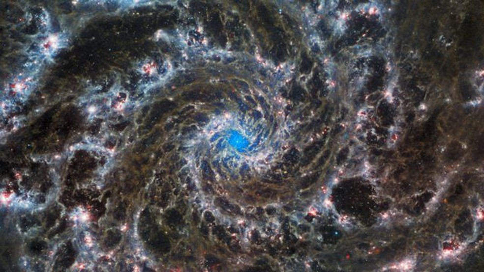 A mais de 30 milhões de anos-luz da Terra, a galáxia M74 com seu aspecto fantasmagórico — Foto: NASA/ESA/CSA/STSCI