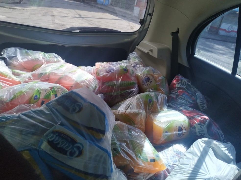 Cestas básicas foram doadas de uma comunidade para a outra, no Recife — Foto: Reprodução/WhatsApp