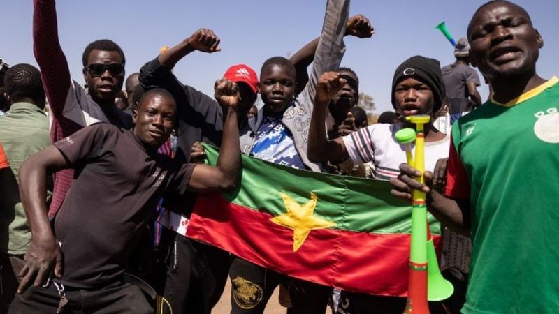 Parte dos moradores da capital, Ouagadougou, apoiou o golpe em Burkina Faso (Foto: AFP via BBC News)