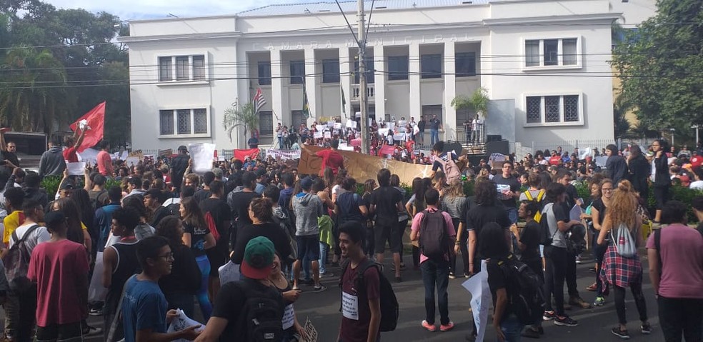 Manifestantes estão concentrados em frente ao prédio da Câmara Municipal de Bauru (SP) — Foto: Eduarda Guelfi/G1