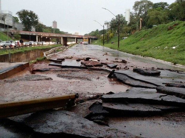 Asfalto da Marginal Botafogo, em Goiânia, foi arrancado pela chuva (Foto: Reprodução/TV Anhanguera)