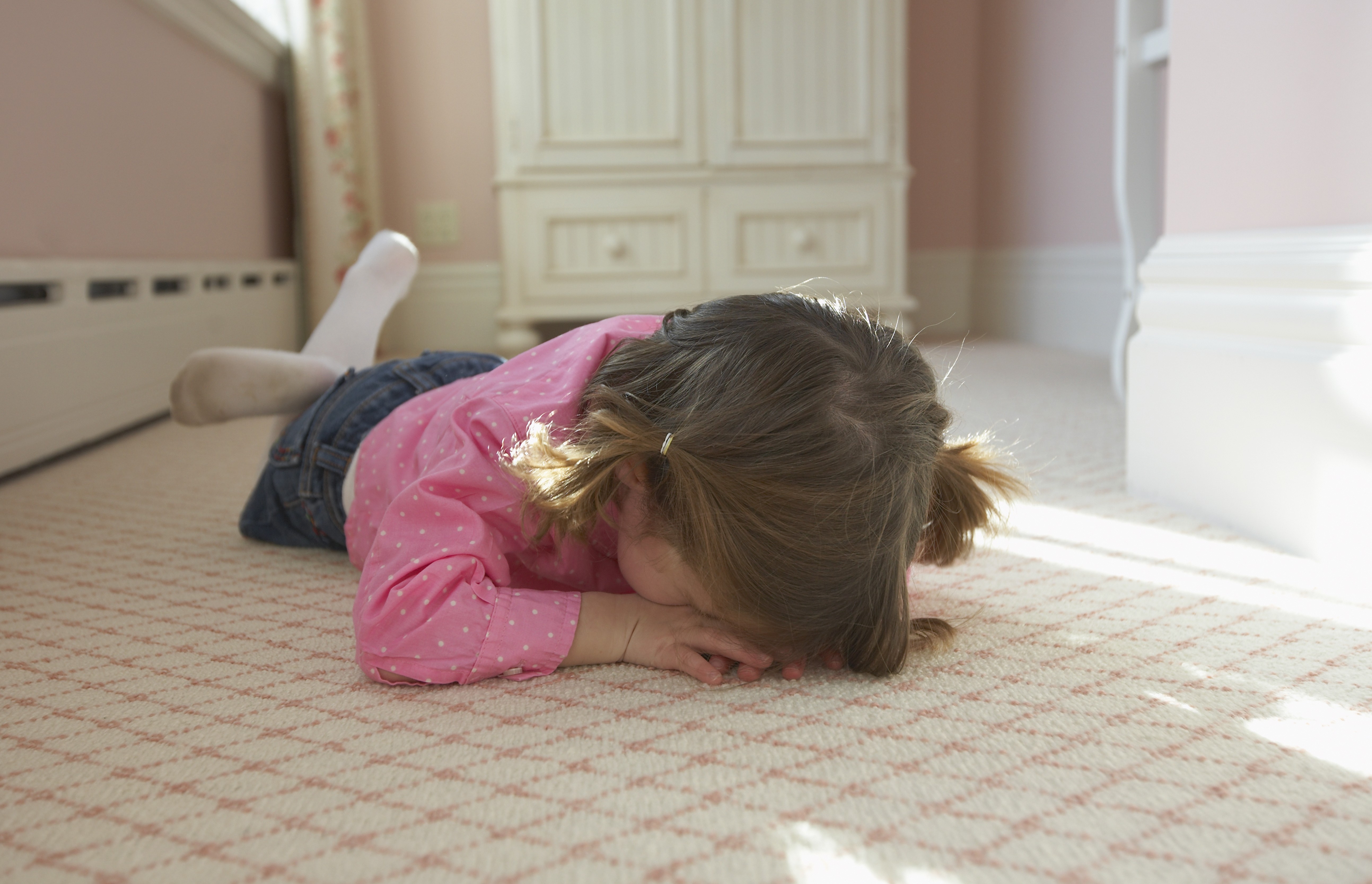 Menina deitada no chão (Foto: Getty Images)
