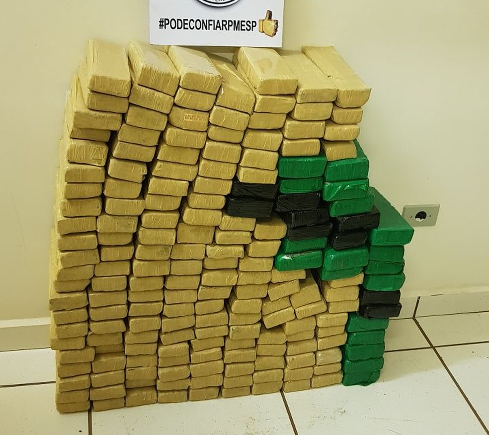 Ao todo, foram apreendidos cerca de 104 quilos de maconha (Foto: Polícia Militar)
