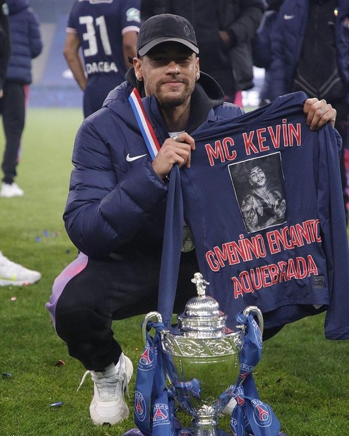 neymar-jr-posa-com-camiseta-em-homenagem-a-mc-kevin-celebridades