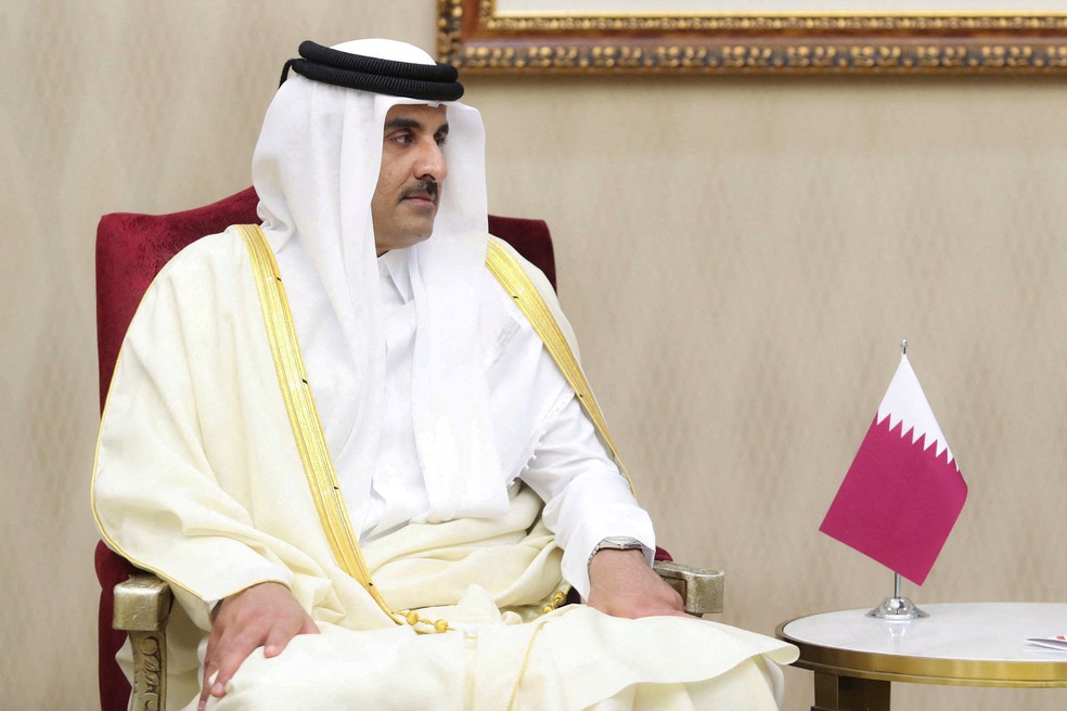 Emir do Catar Tamim bin Hamad Al Thani participa de uma reunião com o presidente do Irã Ebrahim Raisi (que não aparece na foto) no Cazaquistão, em 13 de outubro de 2022 — Foto: Presidente do Irã/WANA via Reuters