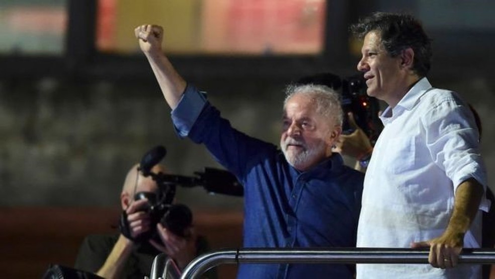 Haddad junto a Lula na Avenida Paulista no dia da vitória no segundo turno da eleição presidencial de 2022. — Foto: Getty Images via BBC