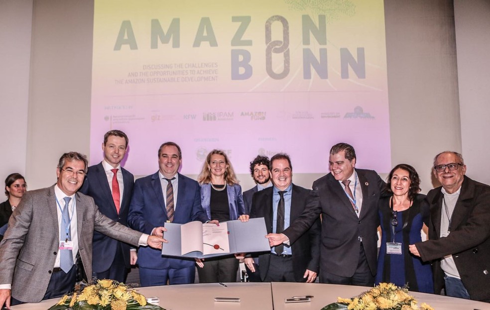 Acre deve receber R$ 115 milhões para proteção ambiental. Acordos foram assinados durante a COP-23, na Alemanha (Foto: Sérgio Vale/Secom)