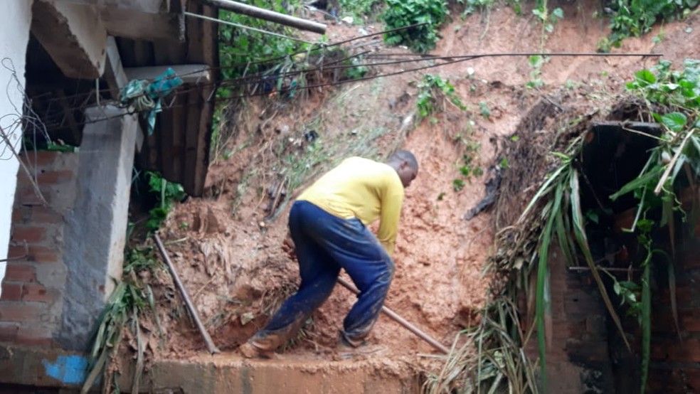 Casas s&atilde;o atingidas por barro ap&oacute;s deslizamento de encosta no bairro de Paripe, em Salvador  &mdash; Foto: Andrea Silva / TV Bahia