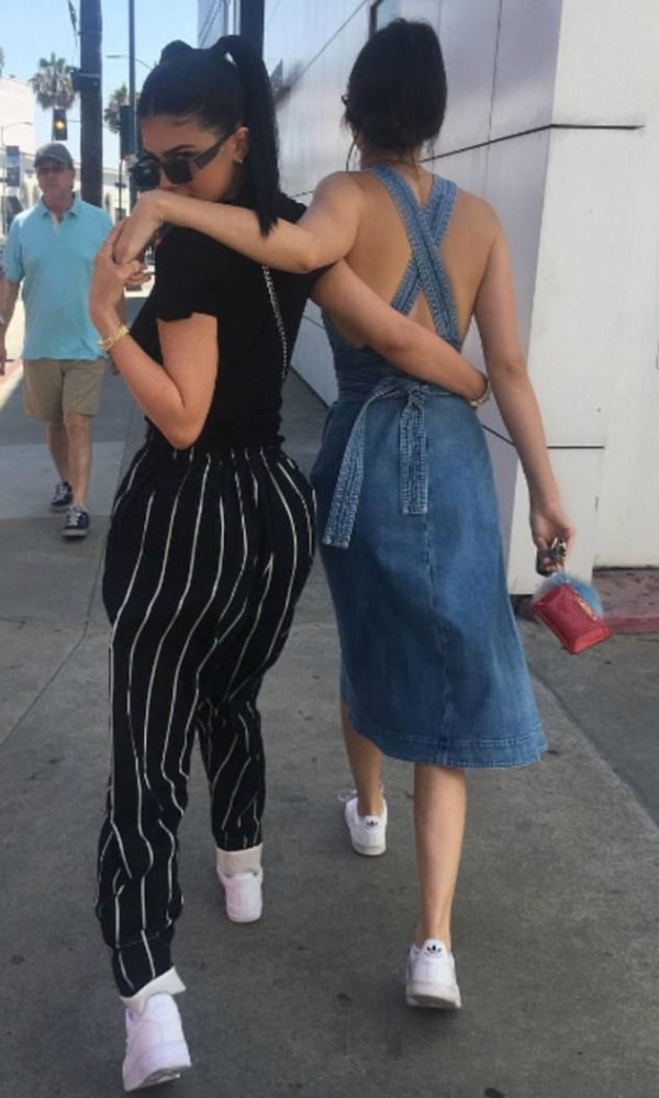 As irmãs Kylie e Kendall Jenner aproveitaram o domingo de Dia dos Pais para passear em LA (Foto: Reprodução/Instagram)
