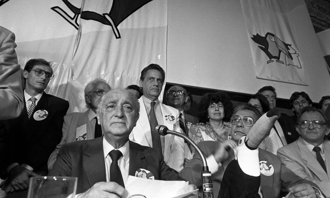 Tucanos. Franco Montoro, Mário Covas, Fernando Henrique e outros no lançamento do PSDB