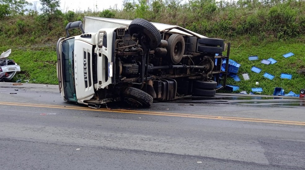 Mulher e criança morrem após carro bater de frente com caminhão na BR-277 — Foto: Divulgação/PRF