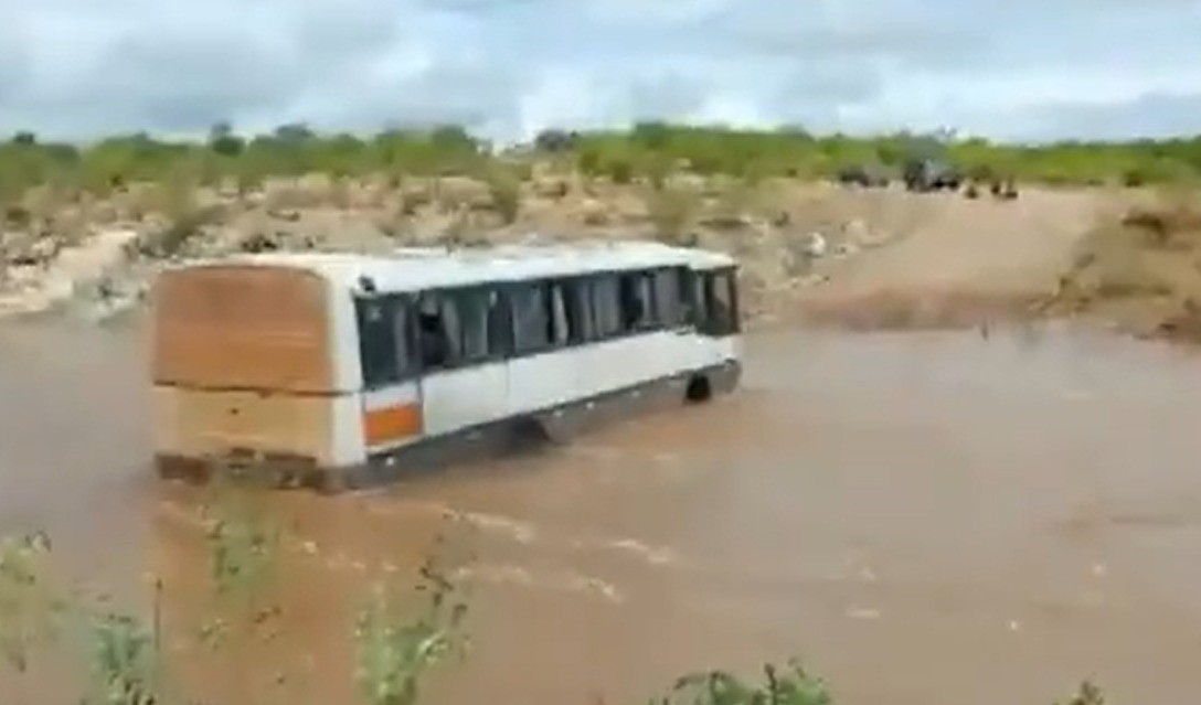 Chuva no norte da BA: ônibus fica preso ao tentar passar por trecho de riacho e barragens sangram