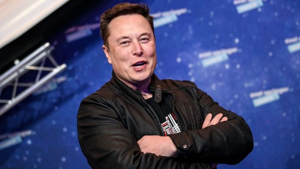 'Há lugares muito mais fáceis de trabalhar, mas ninguém nunca mudou o mundo com 40 horas por semana', tuitou Elon Musk em 2018 — Foto: Alamy
