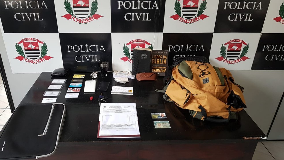 Documentos falsos, cartões e outros pertences foram apreendidos com o criminoso, em Santos, SP — Foto: Divulgação/Polícia Civil.