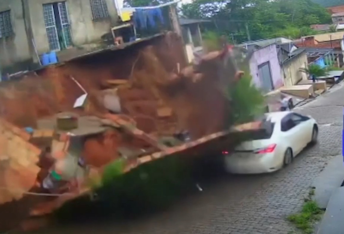 VÍDEO mostra muro desabando sobre carro no Pará; pedestres escapam por pouco