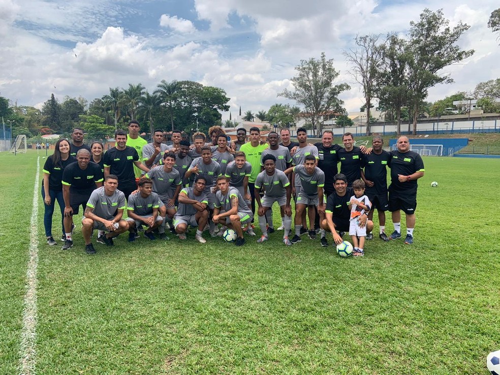 PC Gusmão em foto com atletas que estiveram recentemente no sub-20 do Vasco e disputaram a Copa São Paulo 2020 — Foto: Divulgação