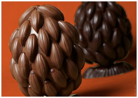 ovo de chocolate 70% cacau com pepitas dentro (amêndoa de cacau inteira caramelizada em açúcar de coco e coberta com chocolate 50% cacau) e decoração de nibs de cacau (R$ 129 – 400 g)