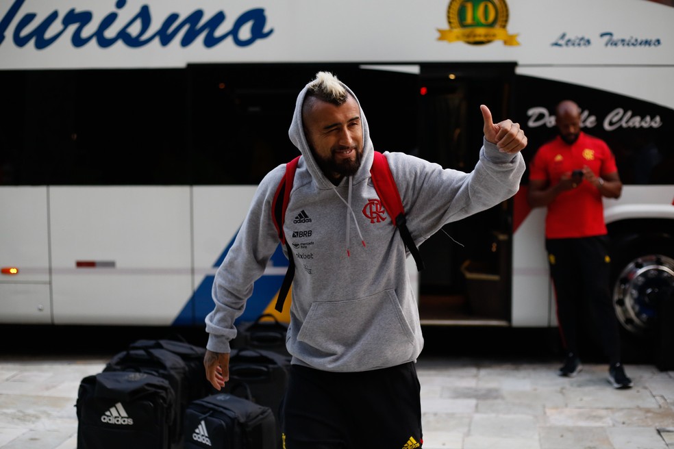 Vidal agradece aos rubro-negros pelo carinho em Guarulhos &mdash; Foto: Gilvan de Souza/Flamengo
