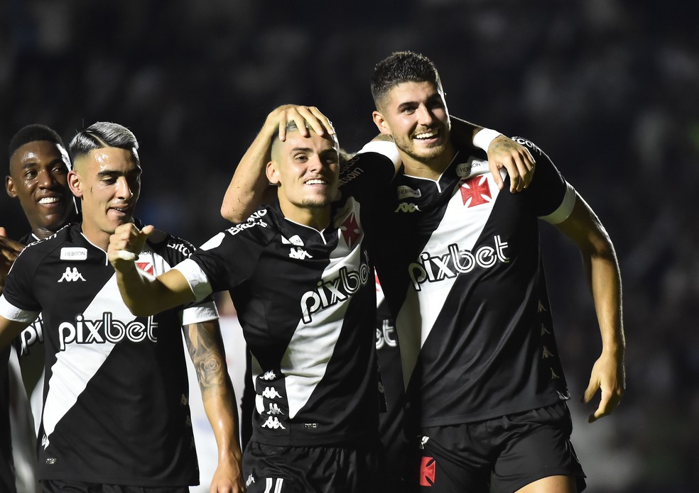 Pedro Raul comemora gol do Vasco contra o Resende — Foto: André Durão