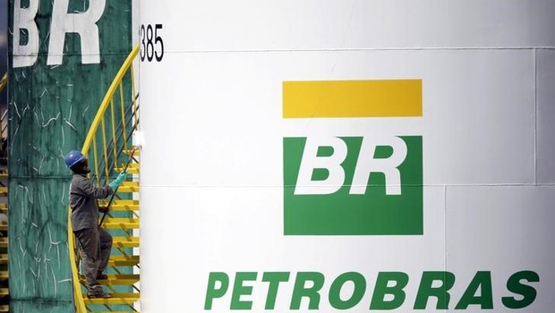 Trabalhador pinta tanque da Petrobras em Brasília (Foto: REUTERS/Ueslei Marcelino/File Photo)