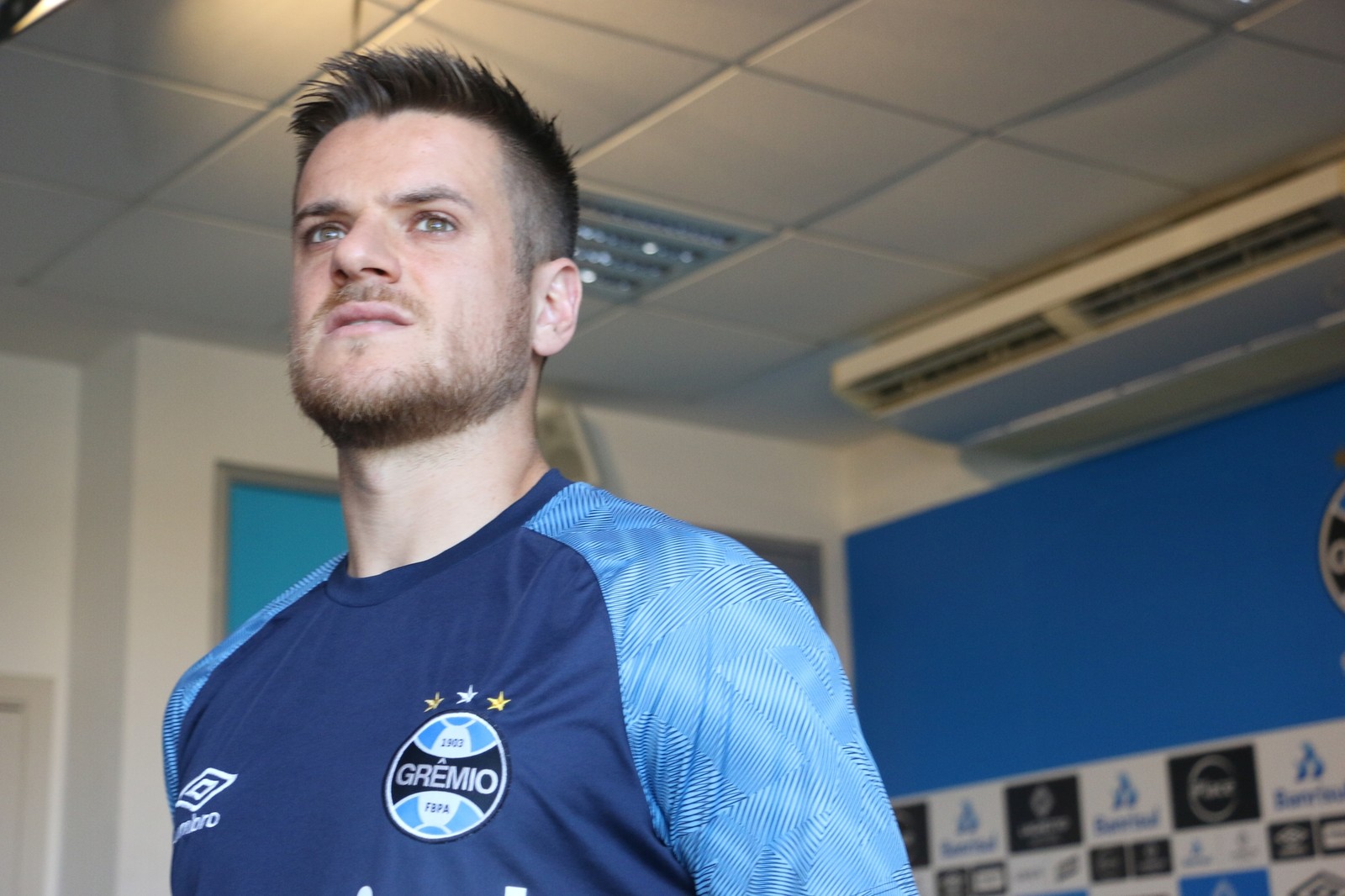 Entrega, estudo e ambição: após pegar gosto por títulos, Ramiro mira novas conquistas no Grêmio