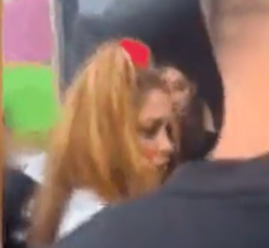 O flagrante de Shakira furando a fila de uma festa de Halloween na Espanha